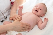 Kolka u noworodka, dyschezja i gazy u niemowląt — przyczyny, objawy leczenie