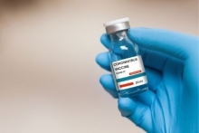 Szczepionka na COVID-19 — schemat dawkowania, przeciwwskazania, kiedy się szczepić?
